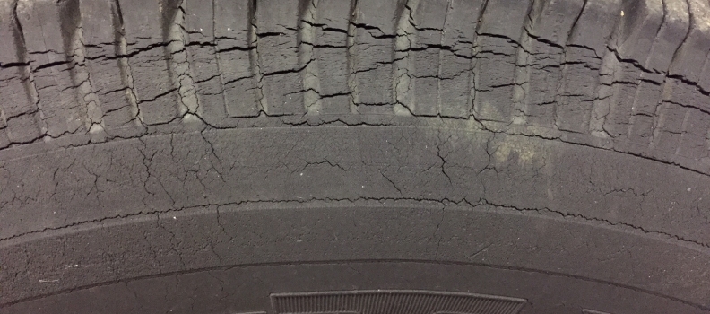 Auto tire sidewall cracks cover